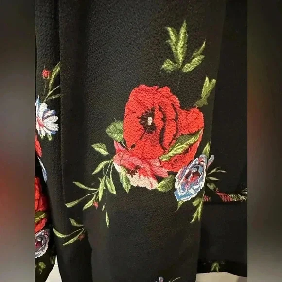 2Sable Black Floral Crop Blazer- size Large - Picture 3 of 6